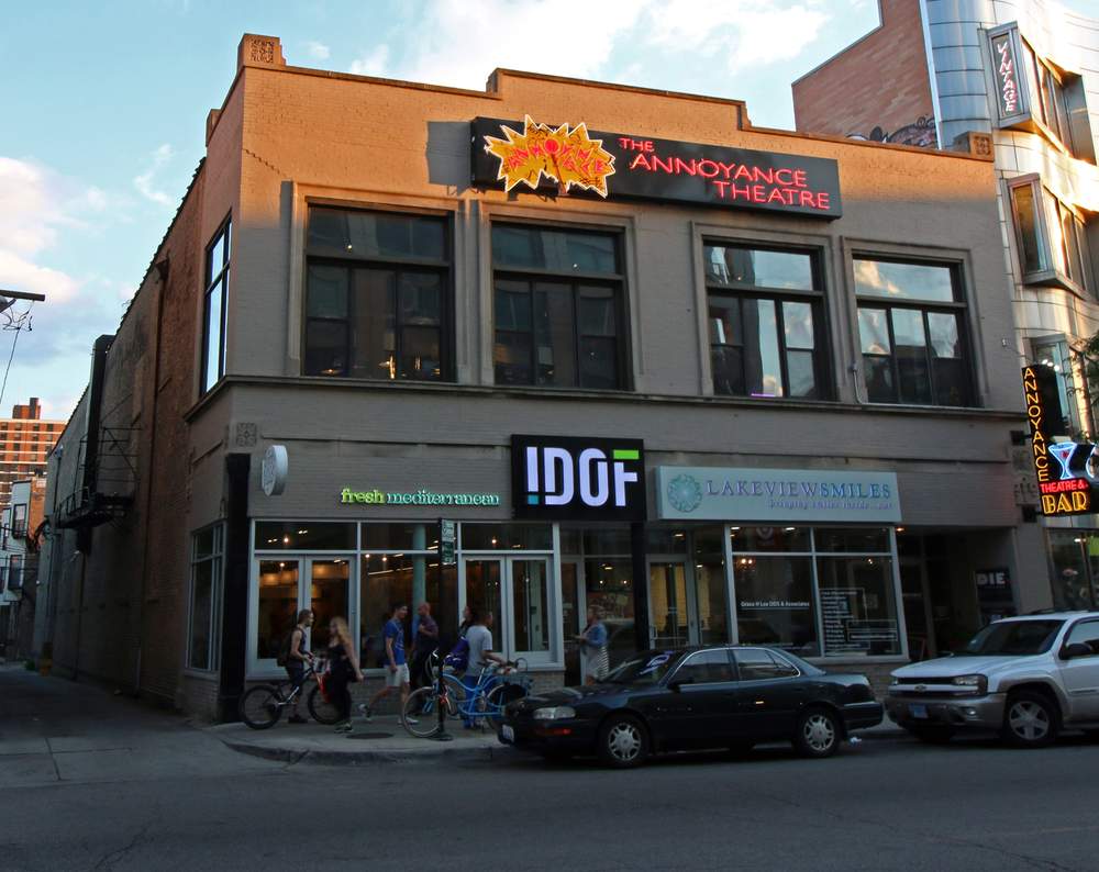 Today, the same building at 851 W. Belmont includes an improv theater, restaurant and dentist office. (WBEZ/Katherine Nagasawa)