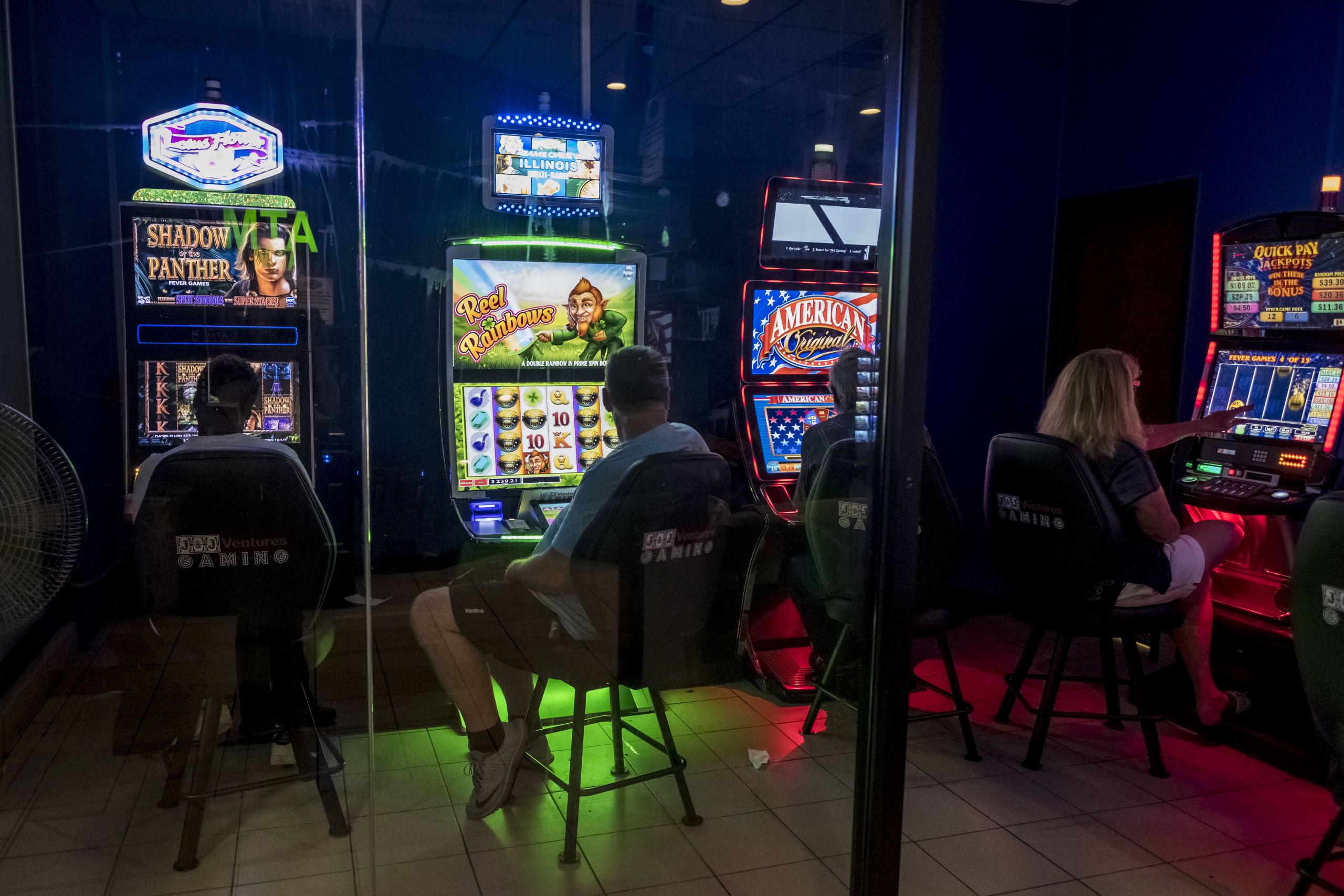 Slot machines inside a lounge at Huck's, a truck stop in Mount Vernon, Ill., on Sept. 25, 2018. More than 30,000 video gambling machines operate outside of Illinois casinos, often in bars, restaurants, and truck stops. (Whitney Curtis, special to ProPublica Illinois)