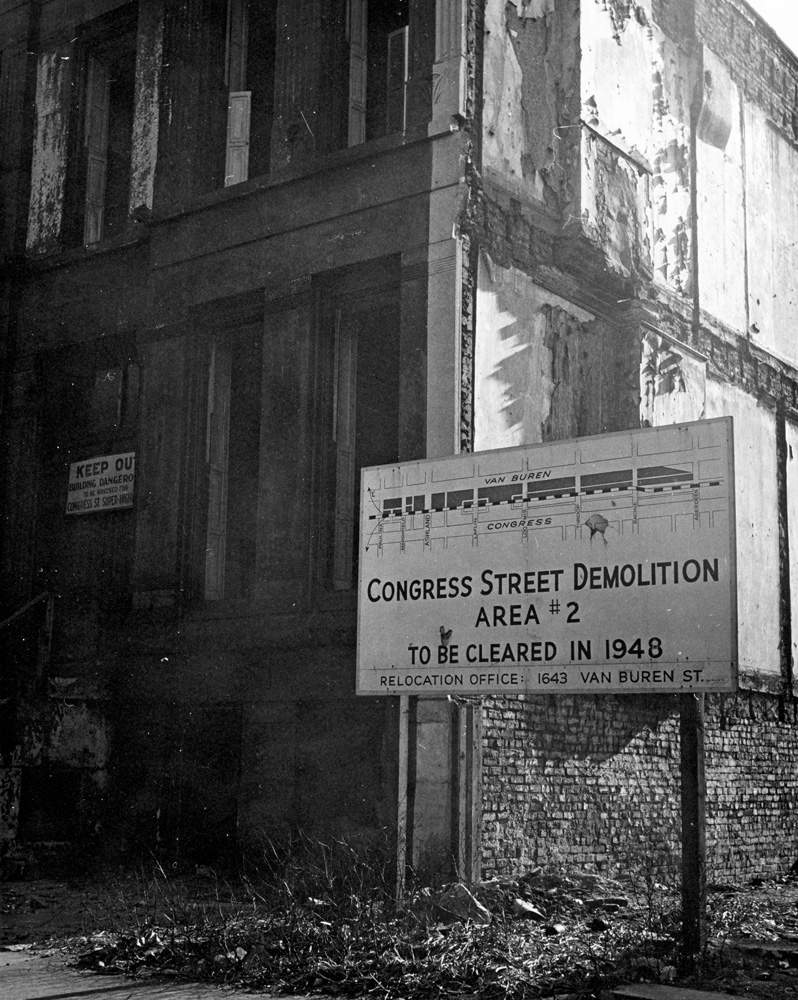 Near West Side, Chicago, 1948. A demolition sign indicates the location of the nearest relocation office. (Courtesy University of Chicago Photographic Archive. Mildred Mead Photographs, apf2-09135)