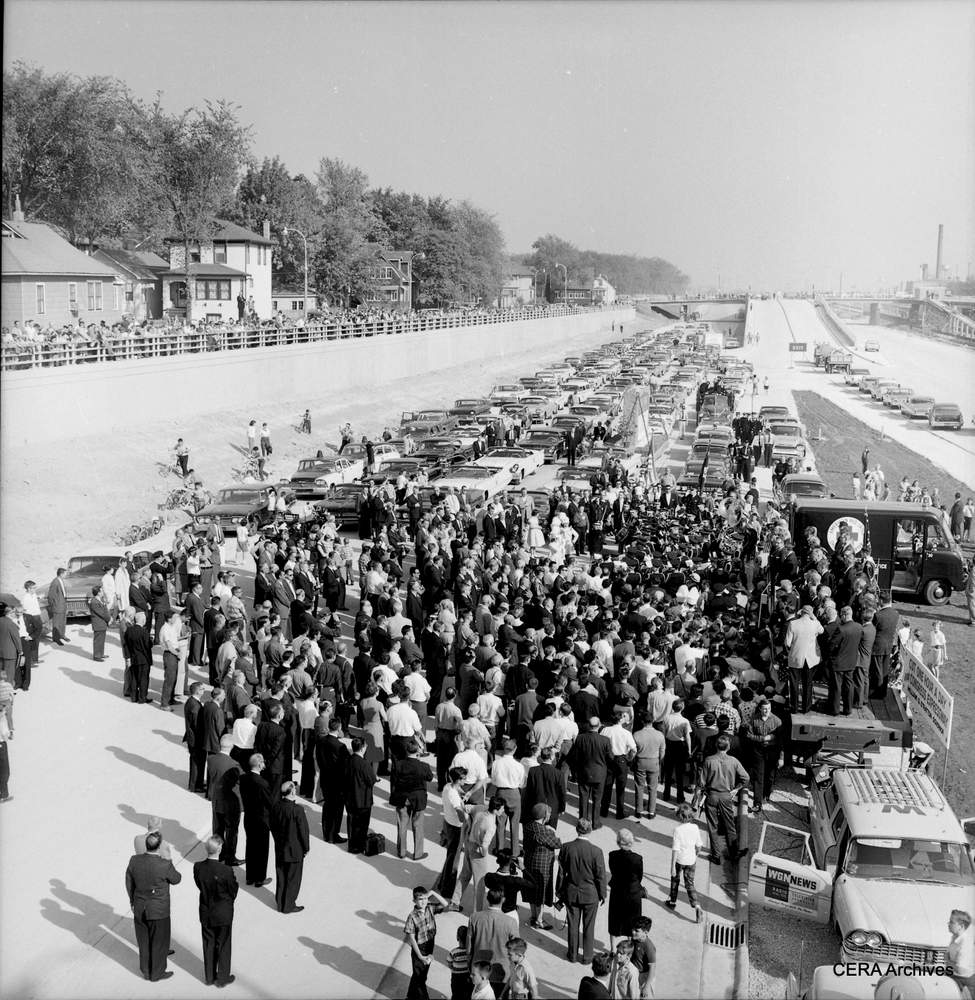 A crowd gathers near Oak Park on the opening day of the expressway. In the background, you can see the exit ramp the suburb fought for. (Photo courtesy CERA Archive)
