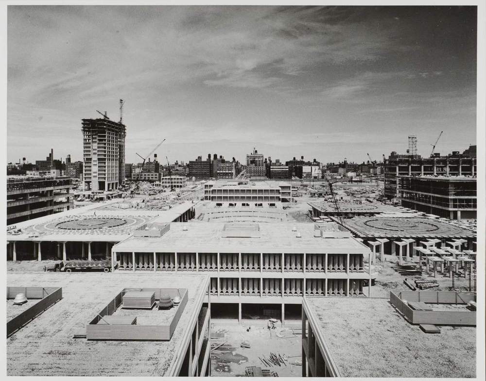 Construction of the UIC Circle Campus, which began in 1963, ultimately displaced large swaths of Chicago&#39;s Little Italy neighborhood. (Courtesy UIC Archives Digital Exhibits, UA90999_0361, University of Illinois at Chicago Library, Special Collections)